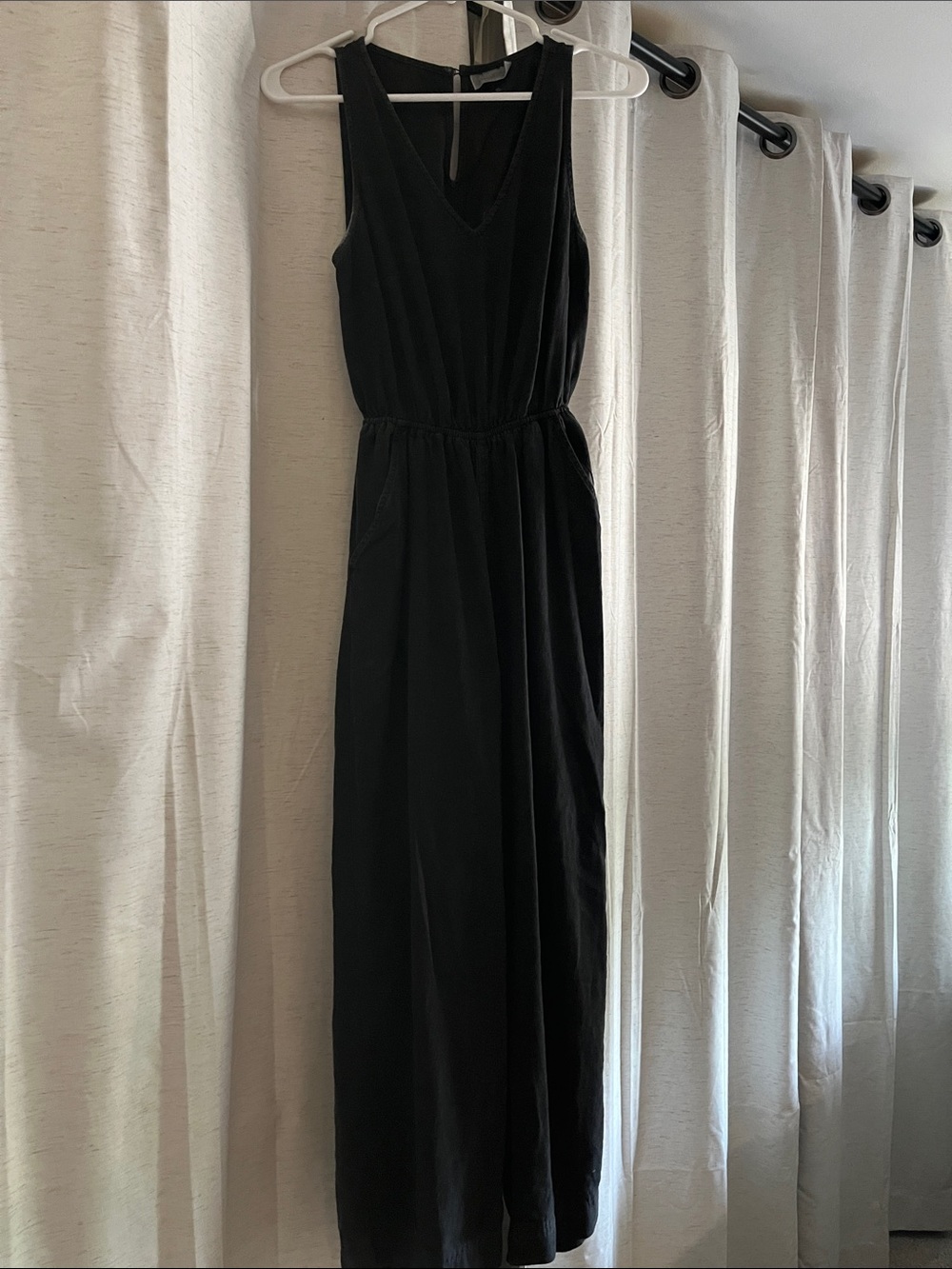 Classic Black Sleeveless V-Neck jumpsuit
